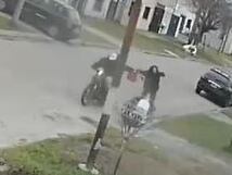 Violencia sin fin. Dos motochorros golpearon y arrastraron a una mujer para robarle a plena luz del día