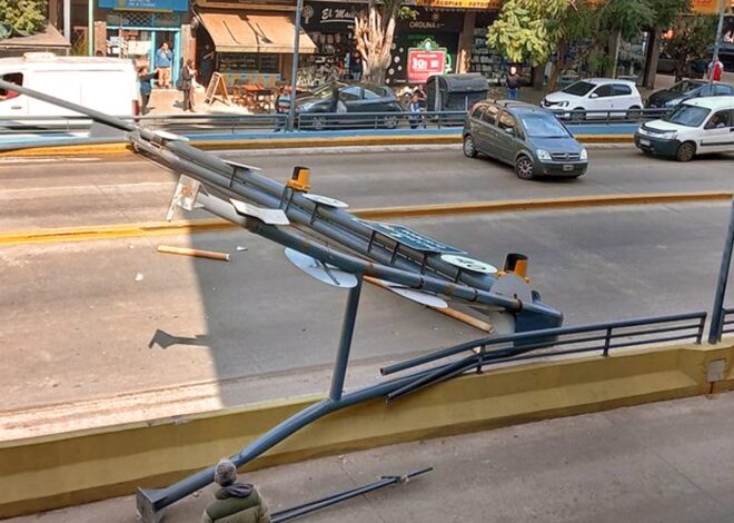 Video | Saavedra: un camión derribó el arco de ingreso al Paso Bajo Nivel de Avenida Balbín