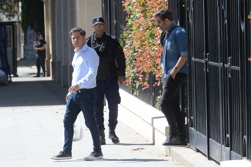Kicillof reunió a intendentes alineados y sube a Macri en la pelea con Milei Kicillof reunió a intendentes alineados y sube a Macri en la pelea con Milei