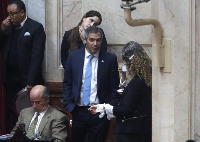 Suspendieron una reunión clave para debatir la sanción a los libertarios que visitaron a Astiz Suspendieron una reunión clave para debatir la sanción a los libertarios que visitaron a Astiz