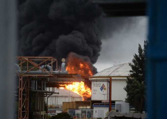 Se incendia un sector de la refinería de YPF de Ensenada y los bomberos intentan controlar las llamas Se incendia un sector de la refinería de YPF de Ensenada y los bomberos intentan controlar las llamas