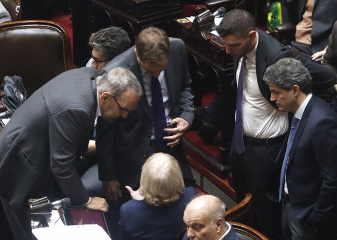 Una maniobra de los diputados salvaría a Santiago Caputo de ir a la Justicia por gastarse los fondos de la Side