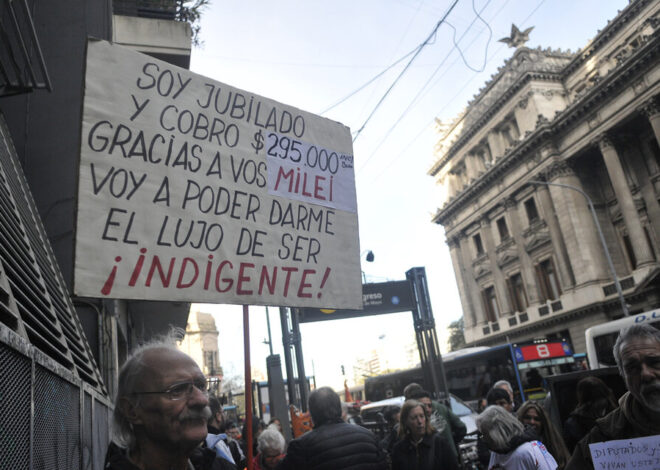 Gas pimienta y golpes a jubilados en la habitual marcha de los Miércoles. Videos Imagen: Sandra Cartasso