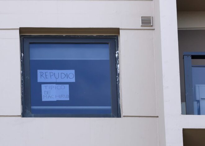 Un vecino de Alberto Fernández pegó un cartel contra el expresidente en el edificio de Puerto Madero Un vecino de Alberto Fernández pegó un cartel contra el expresidente en el edificio de Puerto Madero