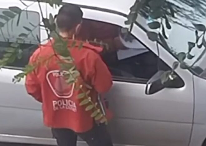 In fraganti: imputaron a cuatro oficiales de la Policía de la Ciudad por cobrar una coima y no hacer una multa de tránsito In fraganti: imputaron a cuatro oficiales de la Policía de la Ciudad por cobrar una coima y no hacer una multa de tránsito