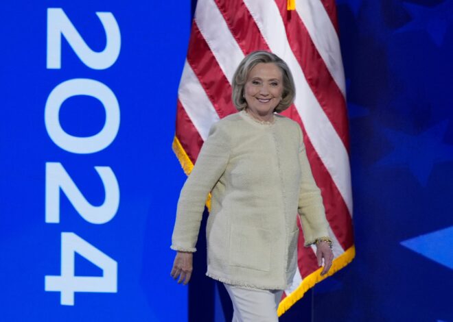 Hillary Clinton augura en la convención demócrata que Kamala Harris romperá “el techo de cristal” Hillary Clinton augura en la convención demócrata que Kamala Harris romperá “el techo de cristal”