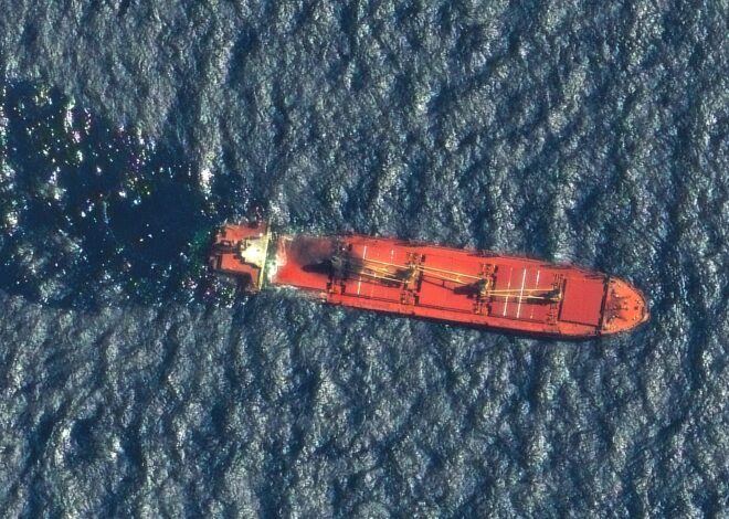 Un petrolero navega a la deriva y en llamas tras sufrir varios ataques en el Mar Rojo