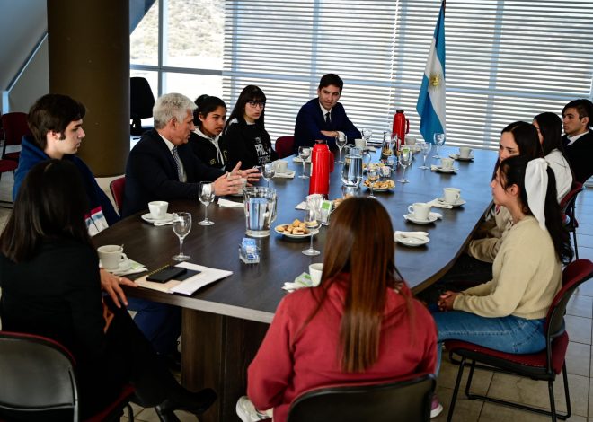 Estudiantes destacados de seis localidades desayunaron con Poggi Estudiantes destacados de seis localidades desayunaron con Poggi