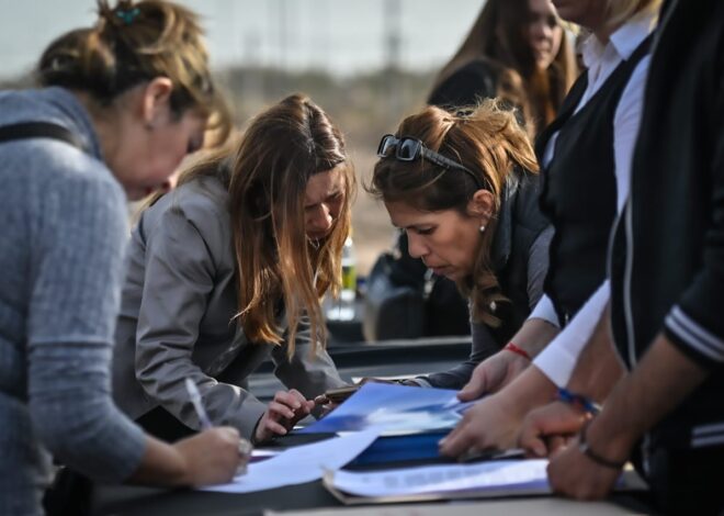 Los beneficiarios de los lotes de la zona sur firmaron sus constancias de recepción Los beneficiarios de los lotes de la zona sur firmaron sus constancias de recepción