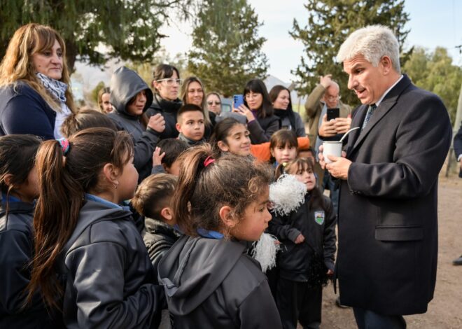 El gobernador saludó a los alumnos de escuelas de Suyuque que lo esperaban en la ruta El gobernador saludó a los alumnos de escuelas de Suyuque que lo esperaban en la ruta