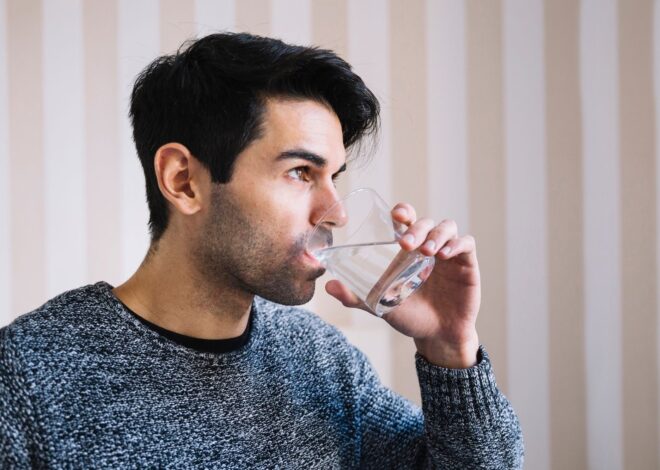 El fácil método que elimina los microplásticos del agua embotellada o del grifo