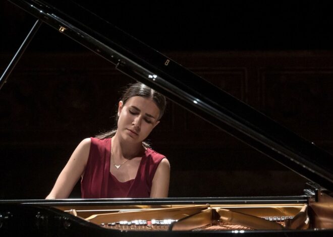 Alexandra Dovgan: el brillante debut de una pianista prodigio rusa de 17 años Alexandra Dovgan: el brillante debut de una pianista prodigio rusa de 17 años