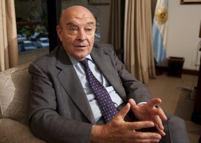 En una conferencia privada con inversores, Cavallo sugirió que el cepo continuará en todo el 2025