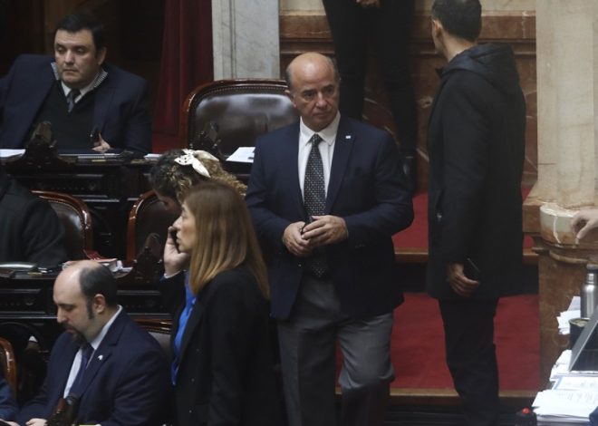 Los libertarios analizan entregar a Benedit para que la visita a Astiz no escale hasta Menem Los libertarios analizan entregar a Benedit para que la visita a Astiz no escale hasta Menem