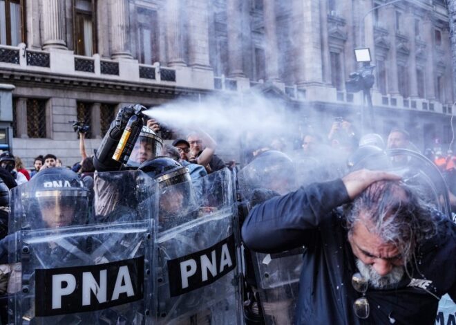 Patricia volvió a reprimir con gases a los jubilados que protestaron contra el veto de Milei Patricia volvió a reprimir con gases a los jubilados que protestaron contra el veto de Milei