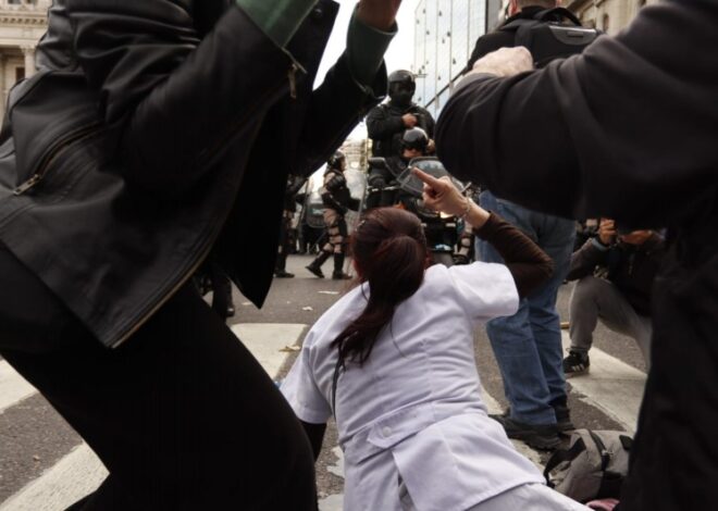 La policía reprimió a los jubilados en el Congreso con gases y balas de goma