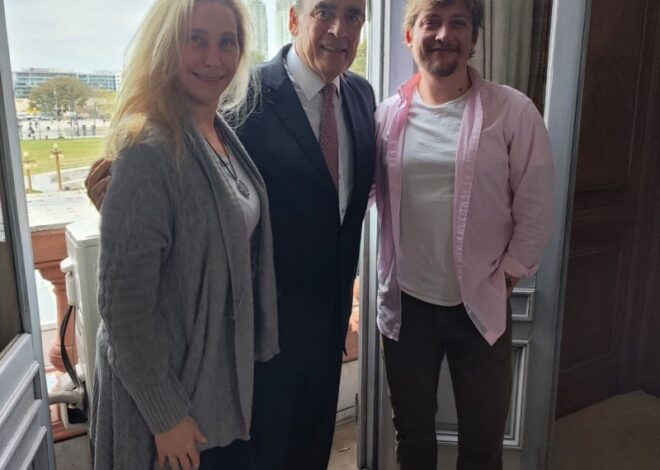 Santiago Caputo forzó una foto con Karina y Francos, golpeado por el fracaso de la cadena Santiago Caputo forzó una foto con Karina y Francos, golpeado por el fracaso de la cadena
