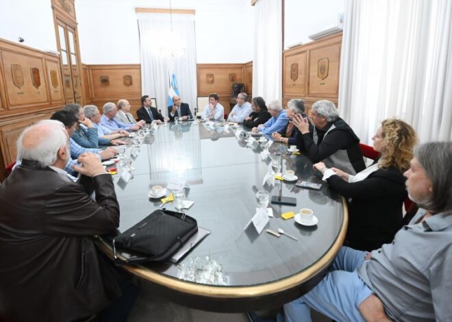 El Gobierno recibió a la CGT y acordaron una mesa tripartita con empresarios El Gobierno recibió a la CGT y acordaron una mesa tripartita con empresarios