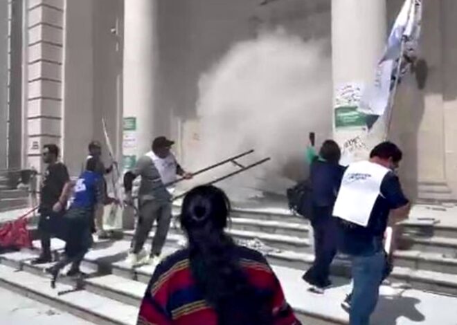 Violencia: derribaron la puerta de acceso a la Legislatura de Santa Fe tras la aprobación de la reforma previsional Violencia: derribaron la puerta de acceso a la Legislatura de Santa Fe tras la aprobación de la reforma previsional