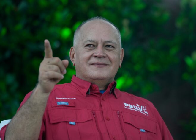 Diosdado Cabello reaccionó a la orden de arresto de la Justicia federal y leyó la carta que le mandó un grupo de argentinos Diosdado Cabello reaccionó a la orden de arresto de la Justicia federal y leyó la carta que le mandó un grupo de argentinos