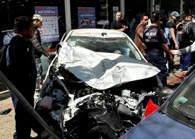 Córdoba: un conductor perdió el control de su auto en pleno centro y atropelló a más de 30 personas