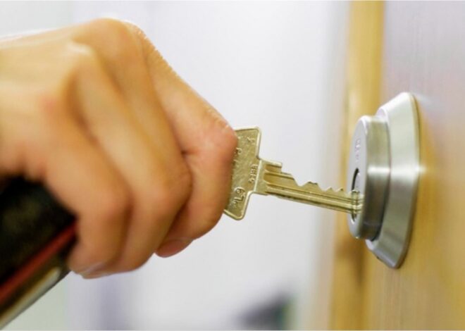 Regresó a su casa, descubrió que le habían cambiado la cerradura y comenzó su peor pesadilla