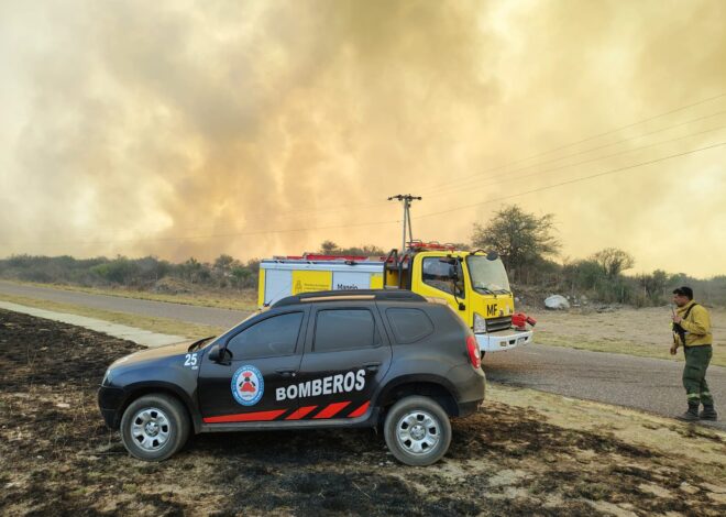 Bomberos y brigadistas combaten el incendio en el departamento San Martín Bomberos y brigadistas combaten el incendio en el departamento San Martín