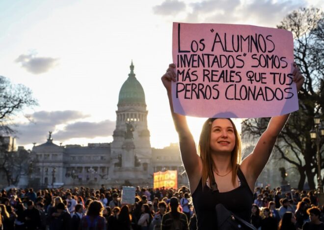 Masivas marchas en todo el país contra el veto de Milei a las universidades Masivas marchas en todo el país contra el veto de Milei a las universidades