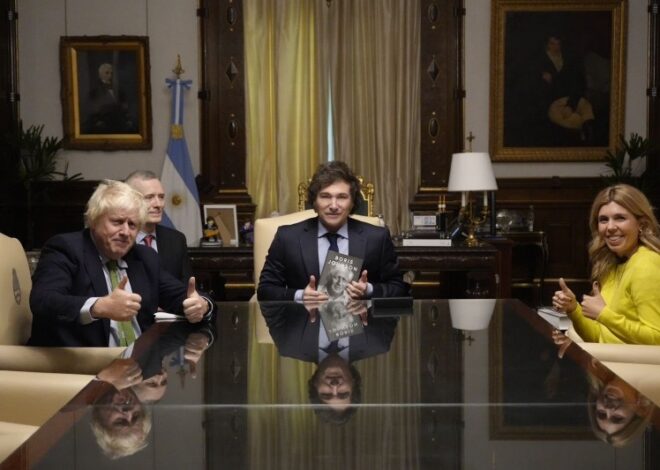 Santiago Caputo somete a Milei a otro papelón por zarparse con el Photoshop Santiago Caputo somete a Milei a otro papelón por zarparse con el Photoshop