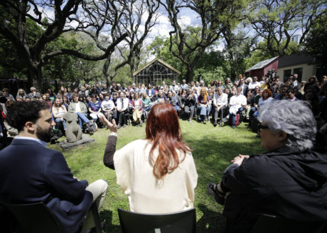 Cristina Kirchner visitó la Universidad Nacional de las Artes Cristina Kirchner visitó la Universidad Nacional de las Artes