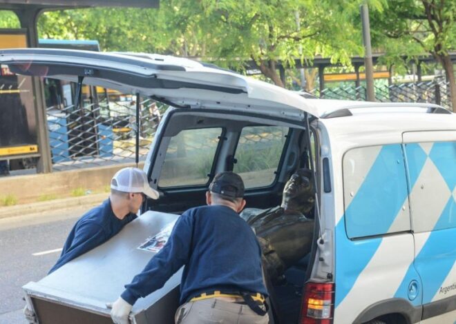 Pettovello ordenó sacar un busto de Néstor pero no lo pudieron hacer entrar en la camioneta Pettovello ordenó sacar un busto de Néstor pero no lo pudieron hacer entrar en la camioneta