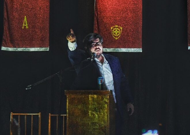 Karina le factura a Santiago Caputo que el acto del Gordo Dan le arruinó la luna de miel a Milei Karina le factura a Santiago Caputo que el acto del Gordo Dan le arruinó la luna de miel a Milei