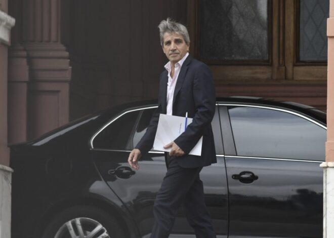 Caputo inicia una ofensiva en la Corte contra los intendentes que cobran la tasa vial en la carga de combustibles