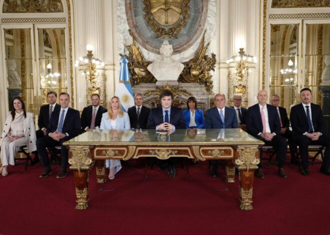 Milei anunció que se podrán usar dólares para todas las transacciones excepto los impuestos Milei anunció que se podrán usar dólares para todas las transacciones excepto los impuestos