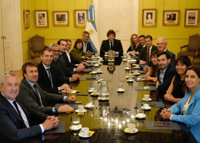 Milei desafía a Macri y suma a De Loredo al encuentro con los radicales con peluca Milei desafía a Macri y suma a De Loredo al encuentro con los radicales con peluca