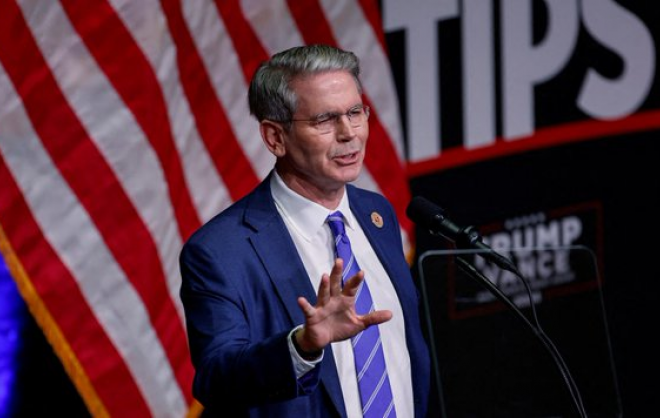 El secretario del Tesoro de Trump defiende los derechos de los homosexuales: "en ciertas regiones ser gay ya no es un tema" El secretario del Tesoro de Trump defiende los derechos de los homosexuales: "en ciertas regiones ser gay ya no es un tema"