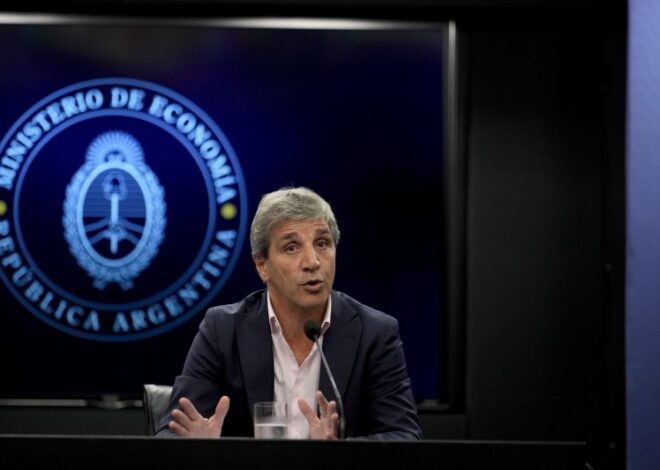 Caputo ya empezó a gastarse los fondos del FGS de los jubilados para controlar el dólar