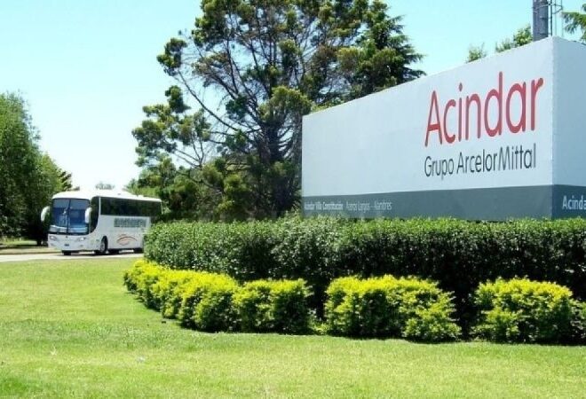 Acindar suspende a casi mil trabajadores tras los aranceles que impuso Trump al acero Acindar suspende a casi mil trabajadores tras los aranceles que impuso Trump al acero