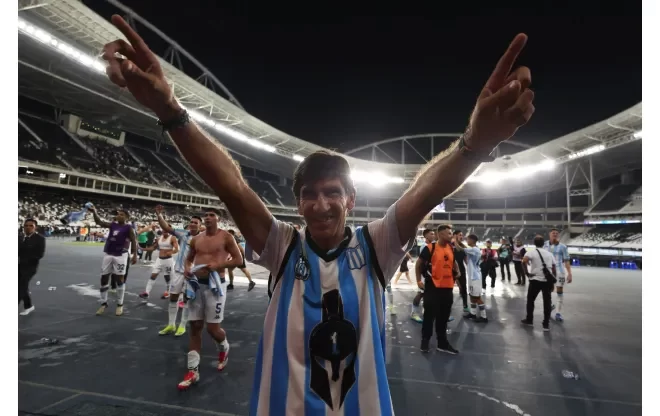 El anuncio de Gustavo Costas tras ganar la Recopa Sudamericana con Racing: “Vamos por la Libertadores” image