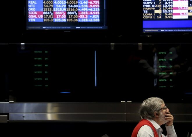 Lunes negro: las reservas cayeron USD 350 millones y las acciones argentinas se desplomaron Lunes negro: las reservas cayeron USD 350 millones y las acciones argentinas se desplomaron