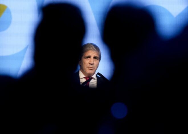 Furia de los textiles con Caputo por reducir los aranceles a la importación de ropa: "Nos sentimos defraudados" Furia de los textiles con Caputo por reducir los aranceles a la importación de ropa: "Nos sentimos defraudados"