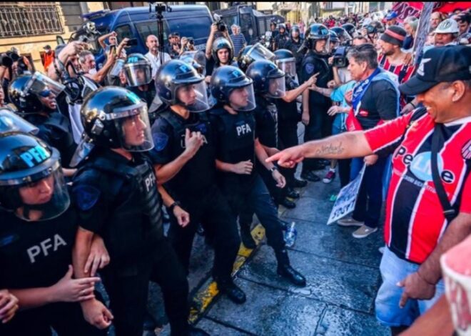 Las hinchadas desafían a Patricia y se suman a la marcha de los jubilados Las hinchadas desafían a Patricia y se suman a la marcha de los jubilados