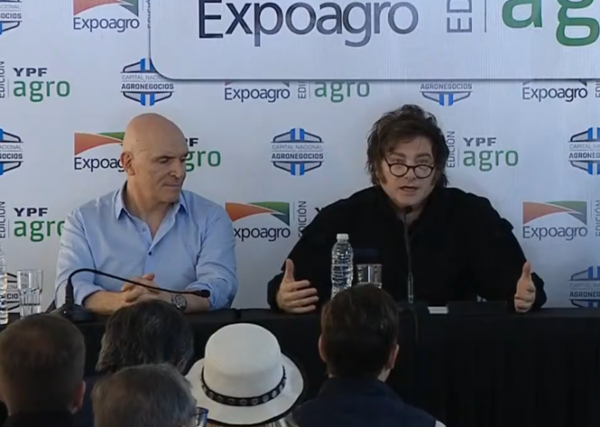 Con Espert al lado, Milei criticó a los que fueron a Bahía Blanca a "caranchear" y buscar "una foto linda" Con Espert al lado, Milei criticó a los que fueron a Bahía Blanca a "caranchear" y buscar "una foto linda"