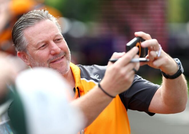 Zak Brown cuestiona a Red Bull por haber elegido a Lawson sobre Tsunoda