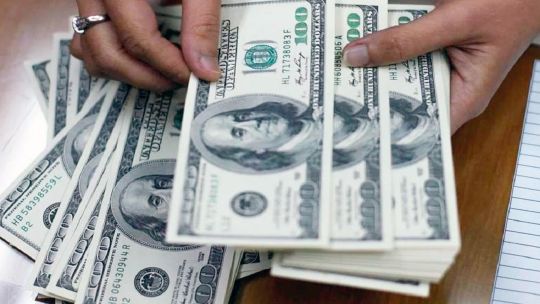 El dólar se vende a $1.210 en el primer día sin cepo cambiario para las personas