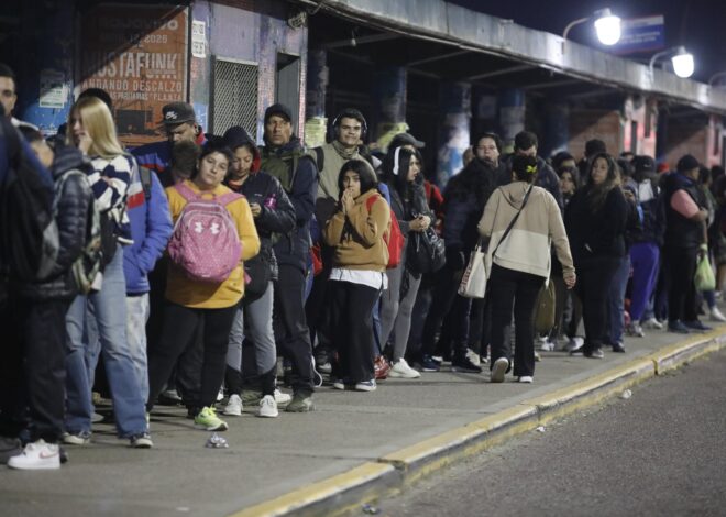 Paro general de la CGT: largas filas en las paradas de colectivos y mucho malestar Paro general de la CGT: largas filas en las paradas de colectivos y mucho malestar