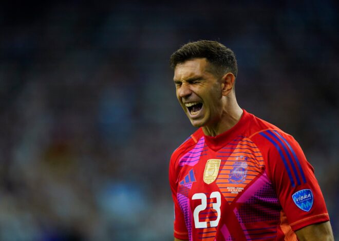 El filoso artículo francés sobre Dibu Martínez en la previa de PSG-Aston Villa, por la Champions League: “Bastardo y héroe”