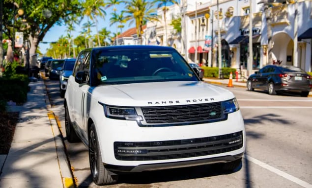 Una exclusiva marca de autos pausa sus envíos a EE.UU. y Trump pide a los estadounidenses que “aguanten” Una exclusiva marca de autos pausa sus envíos a EE.UU. y Trump pide a los estadounidenses que “aguanten”