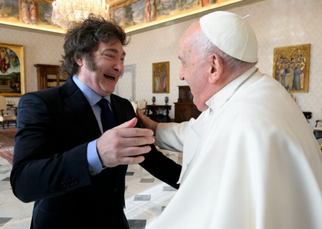Milei y el Papa: de llamarlo "imbécil" y "representante del Maligno" al abrazo en el Vaticano