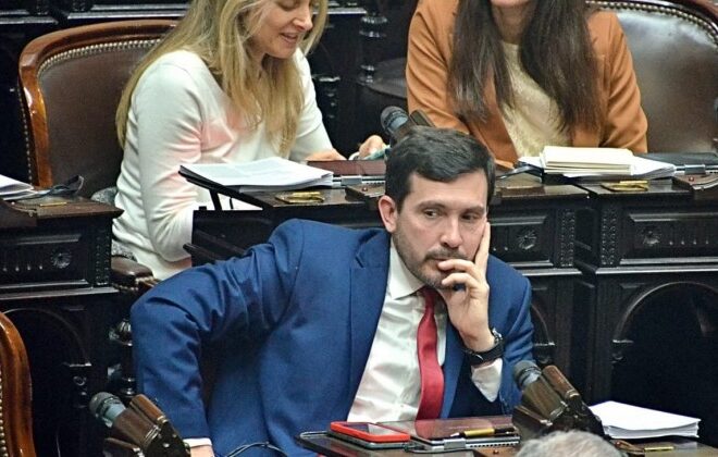 Los radicales con peluca de Misiones se quedaron afuera de las listas de la UCR y tampoco los reciben los libertarios Los radicales con peluca de Misiones se quedaron afuera de las listas de la UCR y tampoco los reciben los libertarios